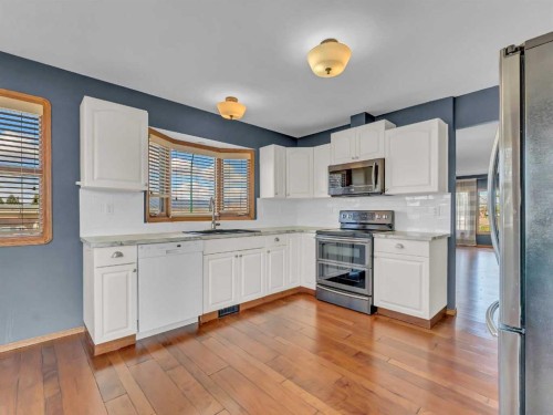 4 Turner Boulevard Se, Medicine Hat, AB - Indoor Photo Showing Kitchen