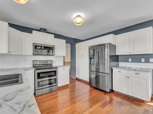 4 Turner Boulevard Se, Medicine Hat, AB - Indoor Photo Showing Kitchen