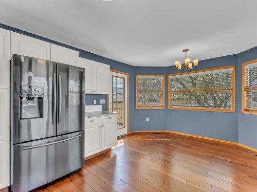 4 Turner Boulevard Se, Medicine Hat, AB - Indoor Photo Showing Kitchen