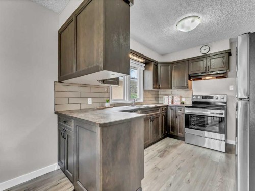 166 Mitchell Crescent Nw, Medicine Hat, AB - Indoor Photo Showing Kitchen