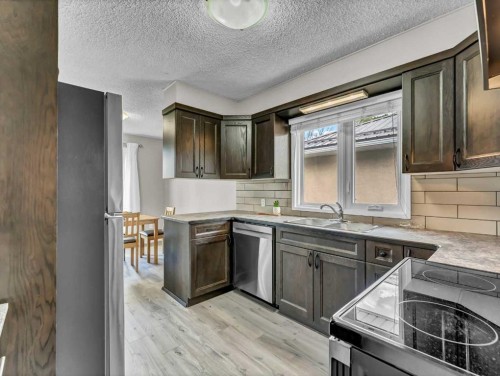 166 Mitchell Crescent Nw, Medicine Hat, AB - Indoor Photo Showing Kitchen