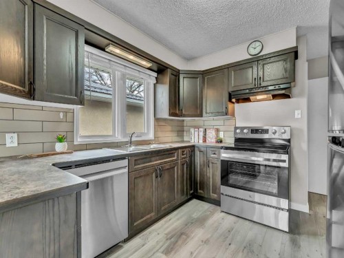 166 Mitchell Crescent Nw, Medicine Hat, AB - Indoor Photo Showing Kitchen