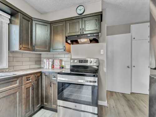 166 Mitchell Crescent Nw, Medicine Hat, AB - Indoor Photo Showing Kitchen
