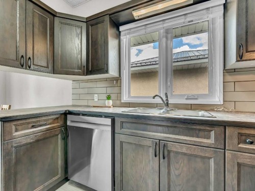 166 Mitchell Crescent Nw, Medicine Hat, AB - Indoor Photo Showing Kitchen With Double Sink