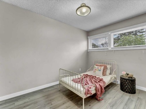 166 Mitchell Crescent Nw, Medicine Hat, AB - Indoor Photo Showing Bedroom