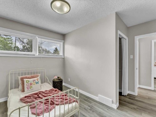 166 Mitchell Crescent Nw, Medicine Hat, AB - Indoor Photo Showing Bedroom