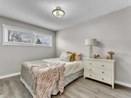 166 Mitchell Crescent Nw, Medicine Hat, AB - Indoor Photo Showing Bedroom