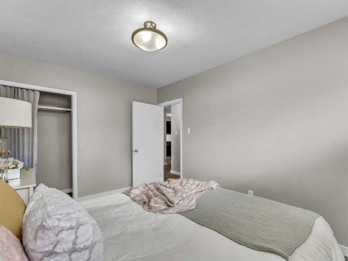 166 Mitchell Crescent Nw, Medicine Hat, AB - Indoor Photo Showing Bedroom