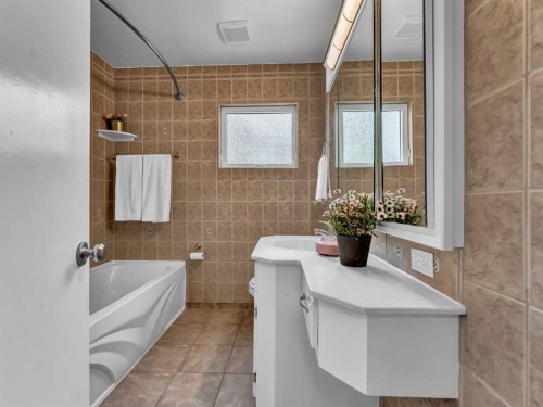 166 Mitchell Crescent Nw, Medicine Hat, AB - Indoor Photo Showing Bathroom