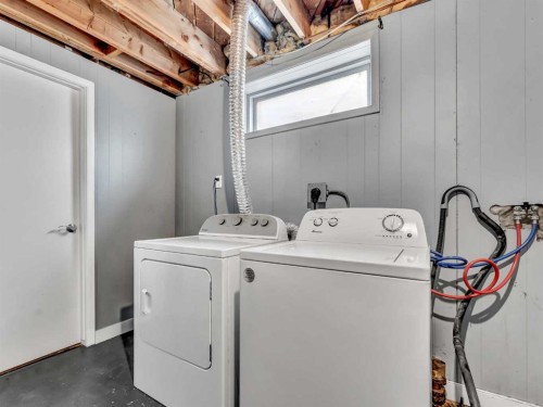 166 Mitchell Crescent Nw, Medicine Hat, AB - Indoor Photo Showing Laundry Room