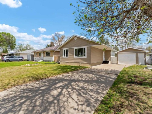 166 Mitchell Crescent Nw, Medicine Hat, AB - Outdoor