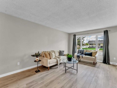 166 Mitchell Crescent Nw, Medicine Hat, AB - Indoor Photo Showing Living Room