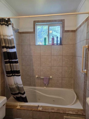 206 1 Avenue East, Foremost, AB - Indoor Photo Showing Bathroom