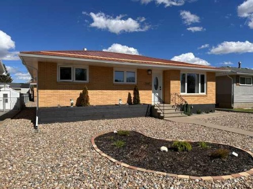 2231 20 Avenue SE Medicine Hat, AB T1A 3Y8