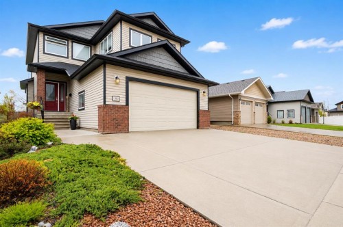 180 Hamptons Way SE Medicine Hat, AB T1B 0E1