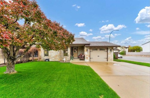 110 Carry Crescent SE Medicine Hat, AB T1B 3J8