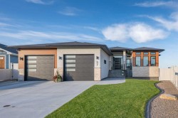 57 Hamptons Gate SEMedicine Hat, AB T1B 0N7