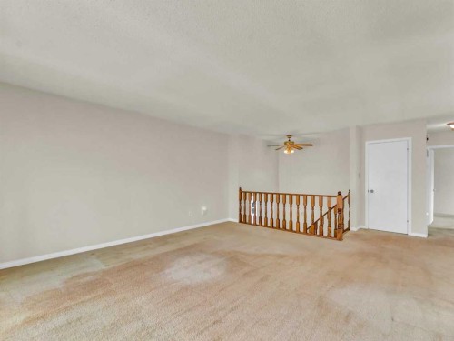 39 Rae Crescent Se, Medicine Hat, AB - Indoor Photo Showing Other Room