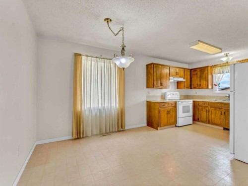 39 Rae Crescent Se, Medicine Hat, AB - Indoor Photo Showing Kitchen