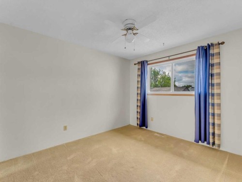39 Rae Crescent Se, Medicine Hat, AB - Indoor Photo Showing Other Room