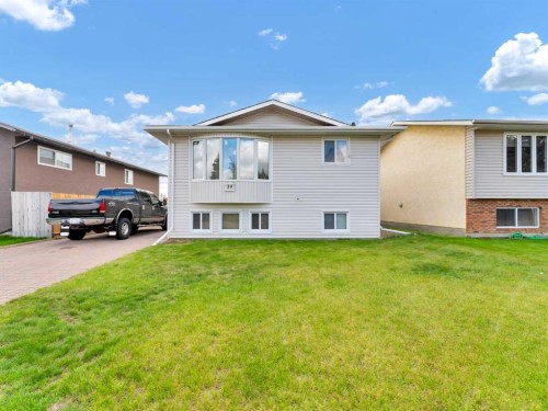 39 Rae Crescent SE Medicine Hat, AB T1B 3A2