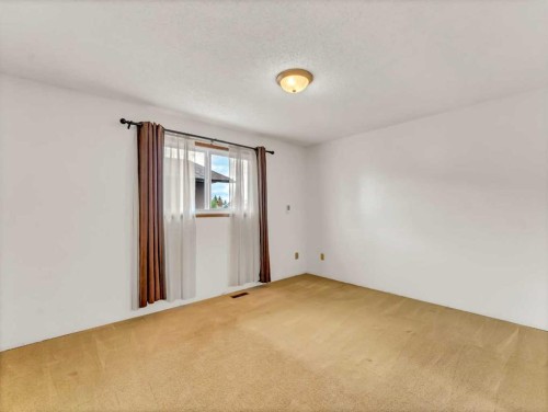 39 Rae Crescent Se, Medicine Hat, AB - Indoor Photo Showing Other Room