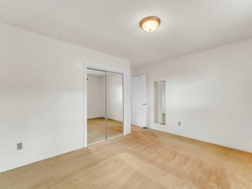 39 Rae Crescent Se, Medicine Hat, AB - Indoor Photo Showing Other Room