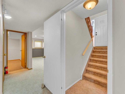 39 Rae Crescent Se, Medicine Hat, AB - Indoor Photo Showing Other Room