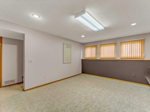 39 Rae Crescent Se, Medicine Hat, AB - Indoor Photo Showing Other Room