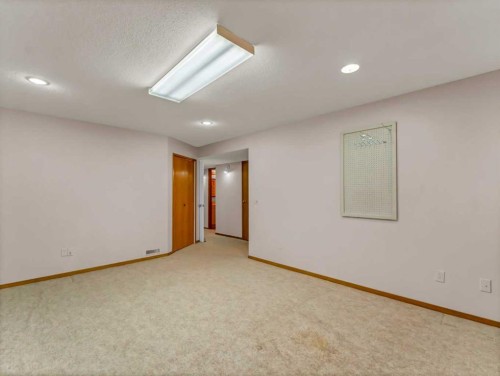 39 Rae Crescent Se, Medicine Hat, AB - Indoor Photo Showing Other Room