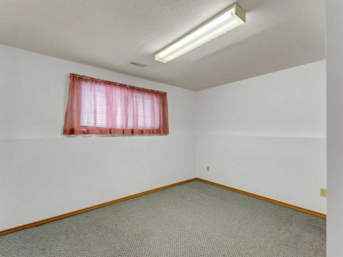 39 Rae Crescent Se, Medicine Hat, AB - Indoor Photo Showing Other Room