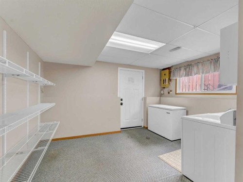 39 Rae Crescent Se, Medicine Hat, AB - Indoor Photo Showing Laundry Room