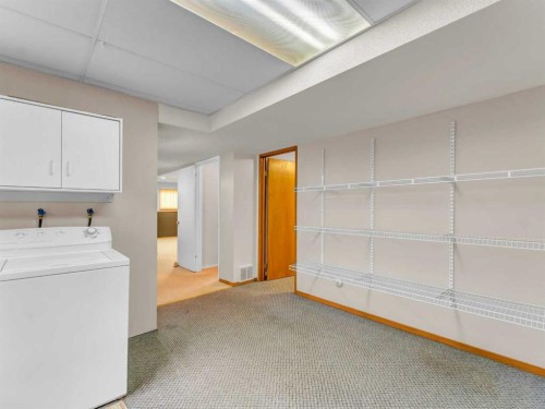 39 Rae Crescent Se, Medicine Hat, AB - Indoor Photo Showing Laundry Room