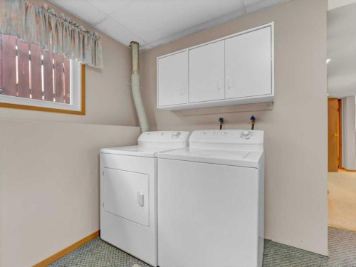 39 Rae Crescent Se, Medicine Hat, AB - Indoor Photo Showing Laundry Room