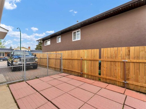 39 Rae Crescent Se, Medicine Hat, AB - Outdoor With Exterior