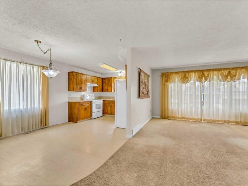 39 Rae Crescent Se, Medicine Hat, AB - Indoor Photo Showing Other Room
