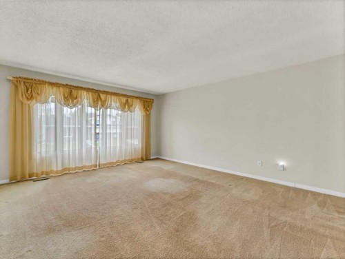 39 Rae Crescent Se, Medicine Hat, AB - Indoor Photo Showing Other Room