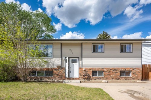 932 22 Street NE Medicine Hat, AB T1C 1L7