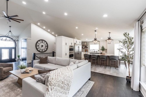 119 Perry Crescent Ne, Medicine Hat, AB - Indoor Photo Showing Living Room