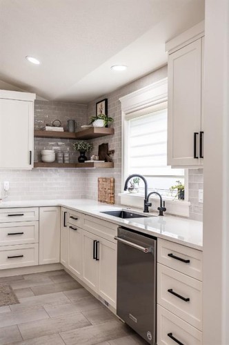 119 Perry Crescent Ne, Medicine Hat, AB - Indoor Photo Showing Kitchen