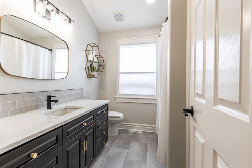 119 Perry Crescent Ne, Medicine Hat, AB - Indoor Photo Showing Bathroom