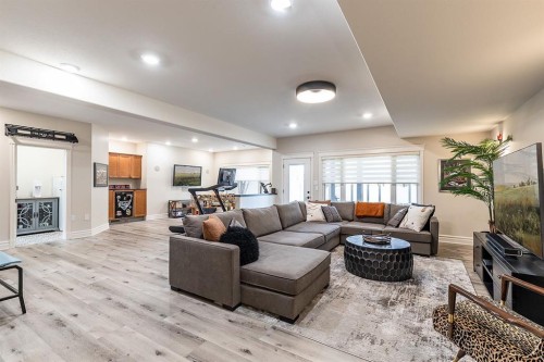 119 Perry Crescent Ne, Medicine Hat, AB - Indoor Photo Showing Living Room