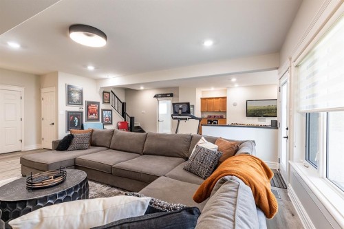 119 Perry Crescent Ne, Medicine Hat, AB - Indoor Photo Showing Living Room