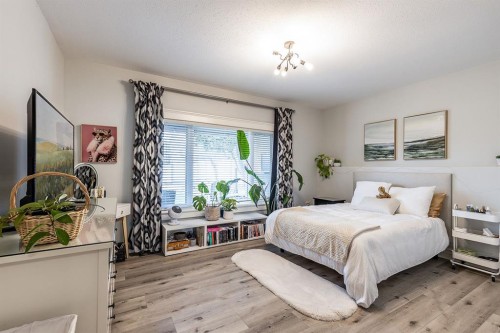 119 Perry Crescent Ne, Medicine Hat, AB - Indoor Photo Showing Bedroom