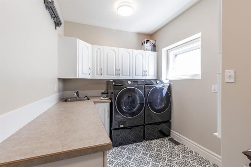 119 Perry Crescent Ne, Medicine Hat, AB - Indoor Photo Showing Laundry Room