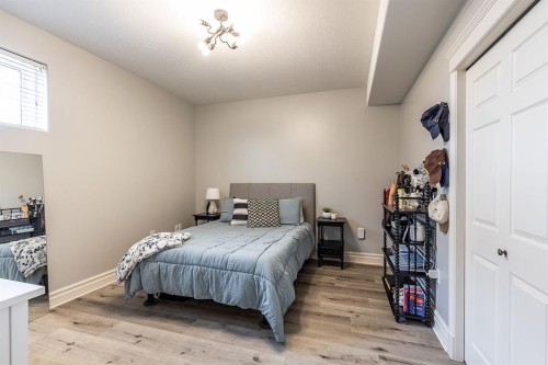 119 Perry Crescent Ne, Medicine Hat, AB - Indoor Photo Showing Bedroom