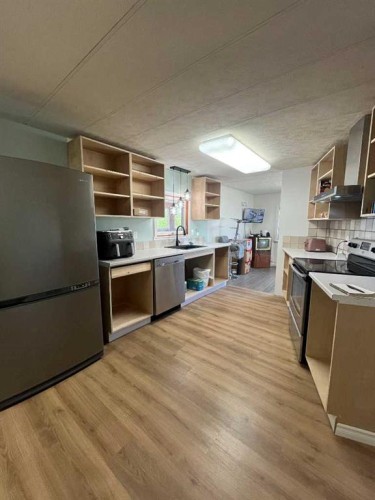 204 6 Street, Suffield, AB - Indoor Photo Showing Kitchen