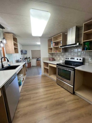 204 6 Street, Suffield, AB - Indoor Photo Showing Kitchen