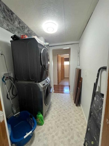 204 6 Street, Suffield, AB - Indoor Photo Showing Laundry Room