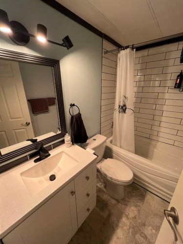 204 6 Street, Suffield, AB - Indoor Photo Showing Bathroom